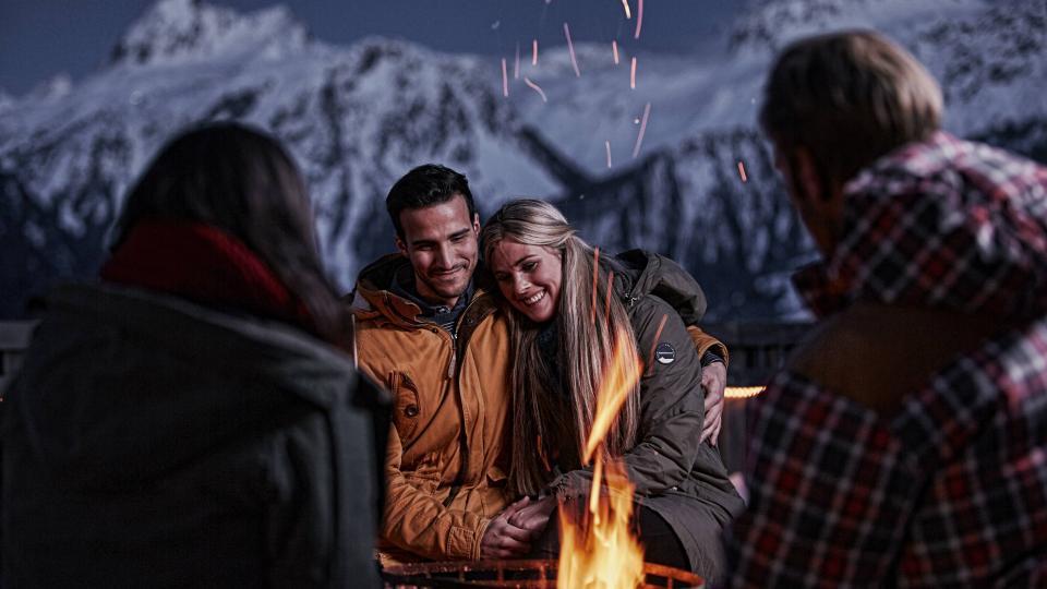 Am Feuer im Abend im Silvretta Montafon Gebirge entspannen
